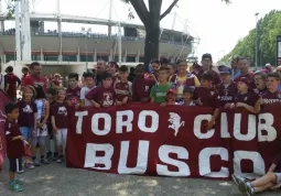 Piccoli tifosi granata davanti allo stadio Olimpico, l'arena del Torino calcio